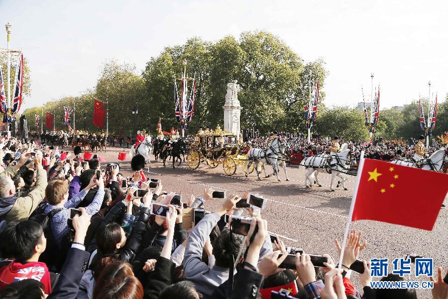 這是習(xí)近平和夫人彭麗媛在女王夫婦陪同下，乘坐皇家馬車前往白金漢宮下榻。新華社記者 周磊 攝