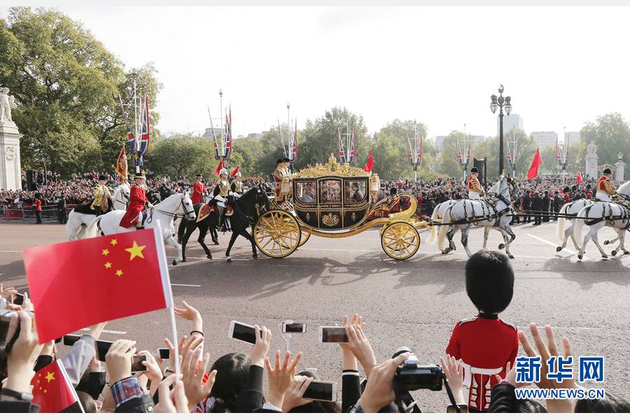 這是習(xí)近平和夫人彭麗媛在女王夫婦陪同下，乘坐皇家馬車前往白金漢宮下榻。新華社記者 周磊 攝