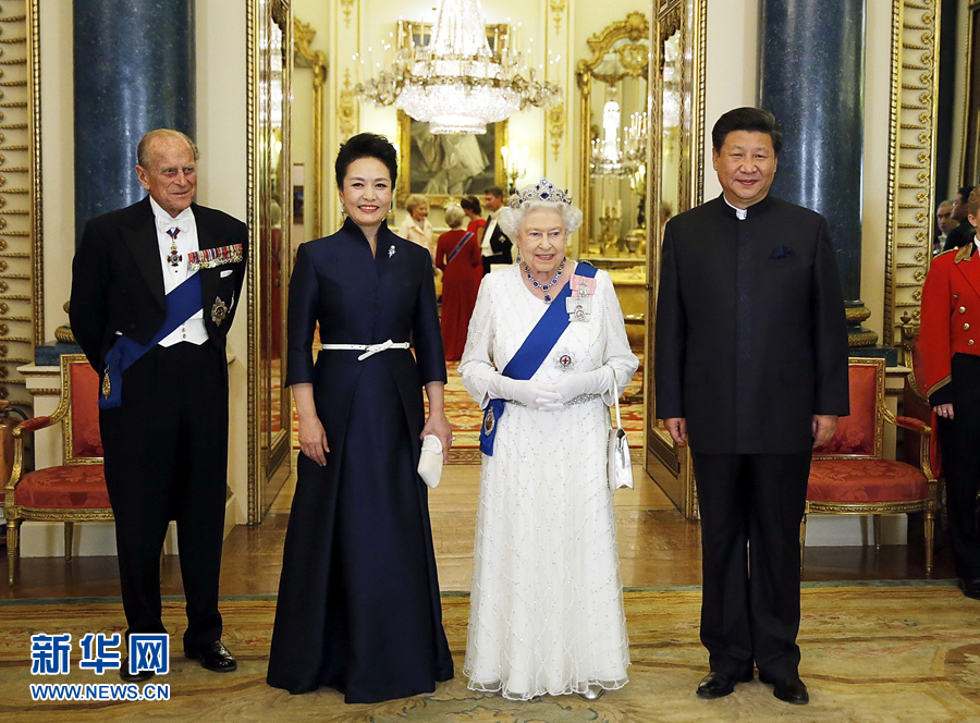 10月20日，國(guó)家主席習(xí)近平在倫敦白金漢宮出席英國(guó)女王伊麗莎白二世舉行的歡迎晚宴。 新華社記者 鞠鵬 攝