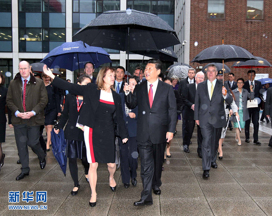 10月21日，國(guó)家主席習(xí)近平在倫敦參觀帝國(guó)理工學(xué)院。 新華社記者姚大偉 攝