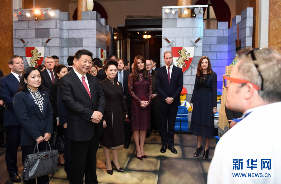 10月21日，國家主席習(xí)近平和夫人彭麗媛在英國威廉王子夫婦陪同下，出席在倫敦舉行的中英創(chuàng)意產(chǎn)業(yè)展。 新華社記者 張鐸 攝