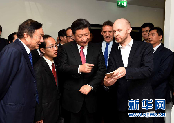 10月21日，國家主席習(xí)近平在倫敦參觀華為英國公司。 新華社記者 饒愛民 攝
