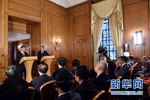 10月21日，國家主席習(xí)近平在倫敦唐寧街首相府同英國首相卡梅倫舉行會談。這是會談結(jié)束后，習(xí)近平和卡梅倫共同會見記者。 新華社記者 饒愛民 攝 