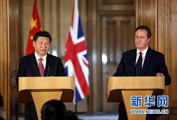 10月21日，國家主席習(xí)近平在倫敦唐寧街首相府同英國首相卡梅倫舉行會談。這是會談結(jié)束后，習(xí)近平和卡梅倫共同會見記者。 新華社記者 鞠鵬 攝 
