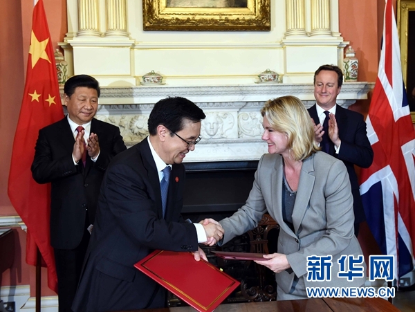 10月21日，國家主席習(xí)近平在倫敦唐寧街首相府同英國首相卡梅倫舉行會談。這是會談結(jié)束后，兩國領(lǐng)導(dǎo)人共同見證雙邊合作文件的簽署。新華社記者 饒愛民 攝 