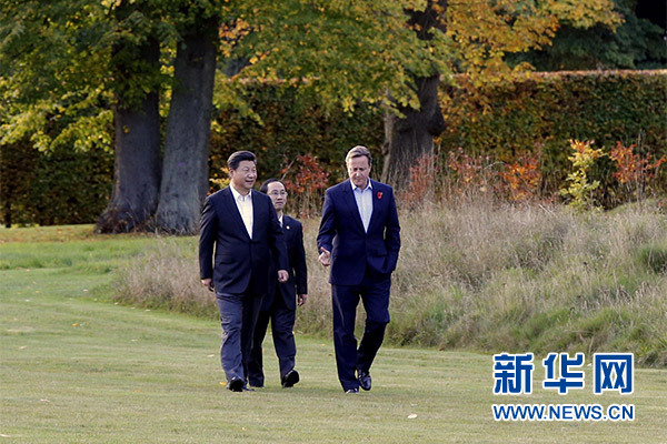 這是習(xí)近平與卡梅倫漫步草坪，邊走邊談。新華社記者 鞠鵬攝