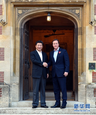 10月22日，國家主席習(xí)近平在契克斯首相鄉(xiāng)間別墅同英國首相卡梅倫再次會晤。 新華社記者 饒愛民 攝