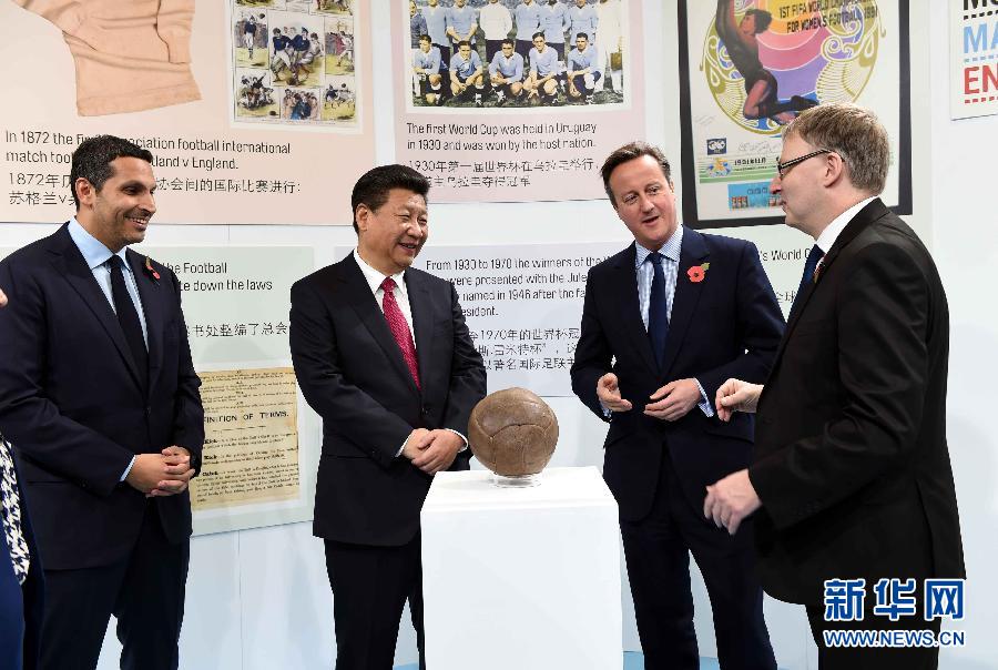 10月23日，國家主席習(xí)近平在英國首相卡梅倫陪同下，參觀曼徹斯特城市足球?qū)W院。 新華社記者 饒愛民 攝
