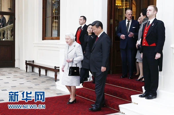 10月22日，國家主席習近平和夫人彭麗媛離開白金漢宮。離開前，英國女王伊麗莎白二世和丈夫菲利普親王專門前來同習近平夫婦親切話別。新華社記者 鞠鵬 攝