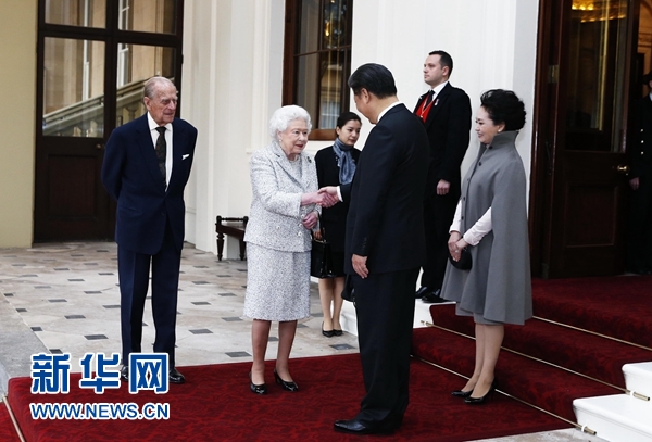 10月22日，國家主席習近平和夫人彭麗媛離開白金漢宮。離開前，英國女王伊麗莎白二世和丈夫菲利普親王專門前來同習近平夫婦親切話別。新華社記者 鞠鵬 攝