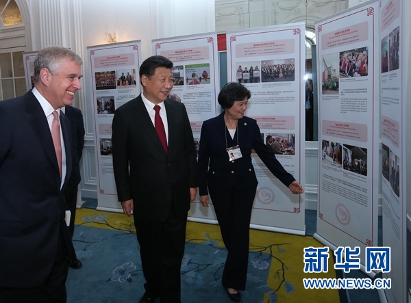 10月22日，國家主席習(xí)近平在倫敦出席全英孔子學(xué)院和孔子課堂年會(huì)開幕式。這是習(xí)近平參觀全英孔子學(xué)院和孔子課堂成果圖片展。 新華社記者 龐興雷 攝