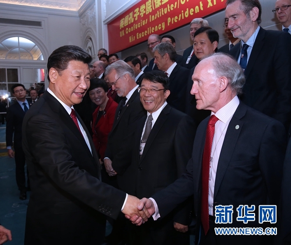 10月22日，國家主席習(xí)近平在倫敦出席全英孔子學(xué)院和孔子課堂年會(huì)開幕式。這是習(xí)近平同參加開幕式的嘉賓親切交談。 新華社記者 龐興雷 攝 