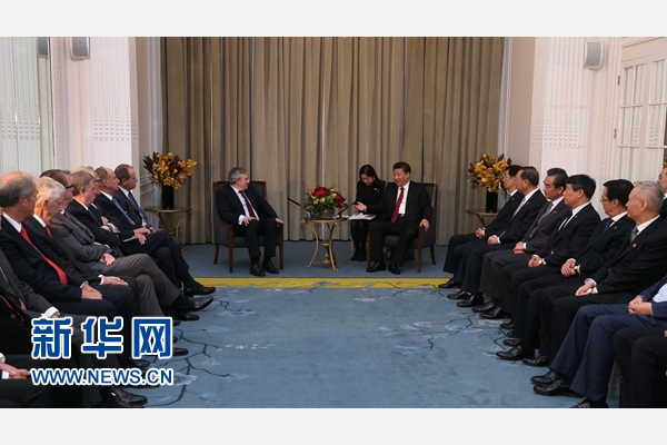 10月22日，國(guó)家主席習(xí)近平在倫敦集體會(huì)見(jiàn)英國(guó)前首相布朗等英國(guó)友人。新華社記者 龐興雷 攝 