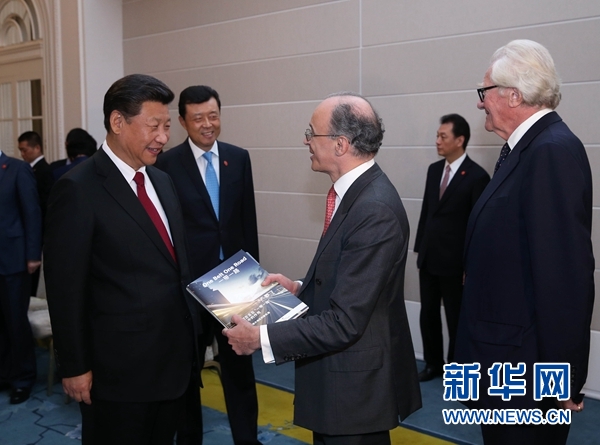 10月22日，國(guó)家主席習(xí)近平在倫敦集體會(huì)見(jiàn)英國(guó)前首相布朗等英國(guó)友人。新華社記者 龐興雷 攝 