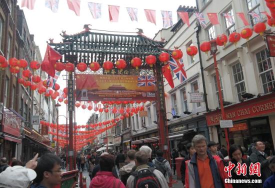 習近平主席訪問英國，倫敦唐人街掛出大紅燈籠和中英兩國國旗。 <a target='_blank' ><p  align=