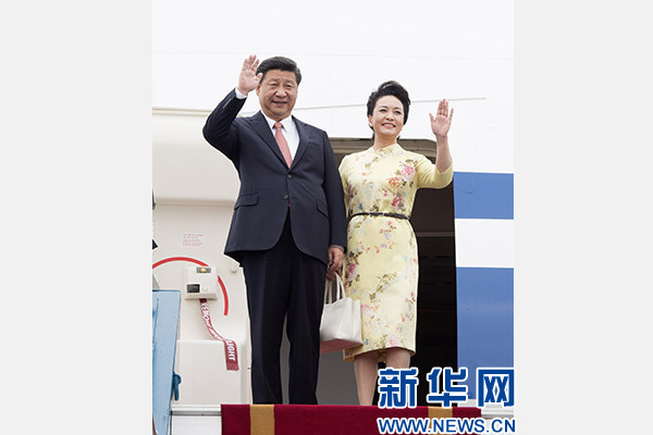 11月5日，中共中央總書記、國家主席習近平抵達越南首都河內(nèi)，開始對越南進行國事訪問。這是習近平和夫人彭麗媛步出艙門向歡迎人群揮手致意。新華社記者 李學仁 攝