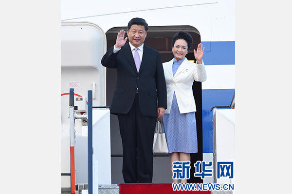 11月6日，國家主席習(xí)近平抵達新加坡，開始對新加坡進行國事訪問。這是習(xí)近平和夫人彭麗媛步出艙門。 新華社記者張鐸攝