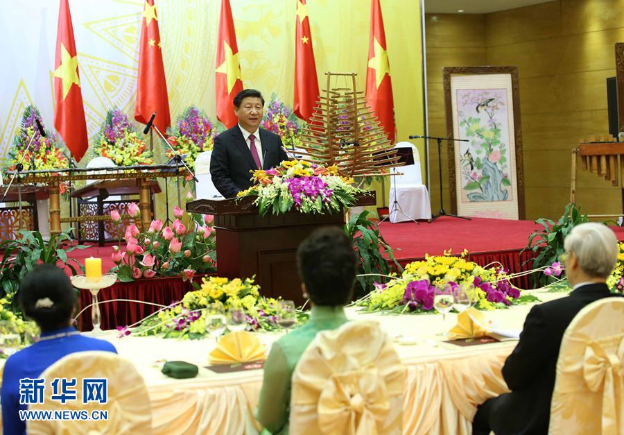 11月5日，中共中央總書記、國家主席習(xí)近平和夫人彭麗媛出席越共中央總書記阮富仲和越南國家主席張晉創(chuàng)在河內(nèi)國際會議中心舉行的盛大歡迎晚宴。新華社記者 龐興雷 攝 