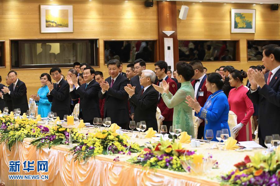 11月5日，中共中央總書記、國家主席習(xí)近平和夫人彭麗媛出席越共中央總書記阮富仲和越南國家主席張晉創(chuàng)在河內(nèi)國際會議中心舉行的盛大歡迎晚宴。新華社記者 龐興雷 攝 