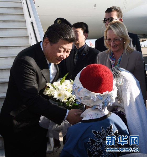 11月14日，國家主席習(xí)近平抵達土耳其安塔利亞，應(yīng)土耳其共和國總統(tǒng)埃爾多安邀請，出席二十國集團領(lǐng)導(dǎo)人第十次峰會。這是土耳其兒童向習(xí)近平主席獻花。新華社記者 饒愛民 攝 