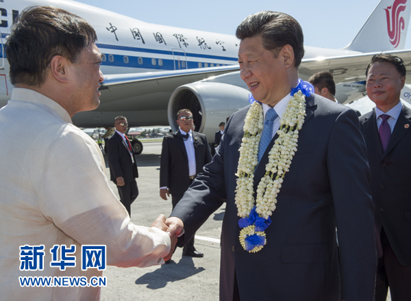 11月17日，國家主席習(xí)近平抵達菲律賓首都馬尼拉尼諾·阿基諾國際機場，出席即將舉行的亞太經(jīng)合組織第二十三次領(lǐng)導(dǎo)人非正式會議。菲律賓高級官員到機場迎接習(xí)近平主席。新華社記者李學(xué)仁攝