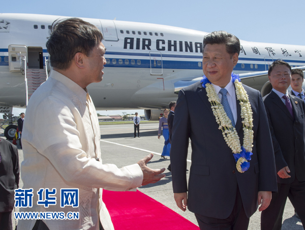 11月17日，國家主席習(xí)近平抵達菲律賓首都馬尼拉尼諾·阿基諾國際機場，出席即將舉行的亞太經(jīng)合組織第二十三次領(lǐng)導(dǎo)人非正式會議。菲律賓高級官員到機場迎接習(xí)近平主席。新華社記者李學(xué)仁攝