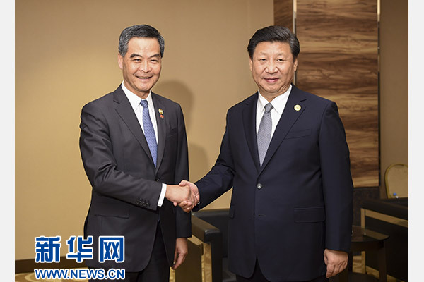 11月18日，國家主席習(xí)近平在菲律賓馬尼拉會見前來出席亞太經(jīng)合組織第二十三次領(lǐng)導(dǎo)人非正式會議的香港特別行政區(qū)行政長官梁振英。新華社記者謝環(huán)馳攝