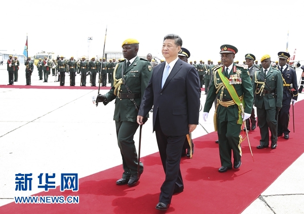 12月1日，中國國家主席習近平乘專機抵達津巴布韋首都哈拉雷，開始對津巴布韋進行國事訪問。津巴布韋總統(tǒng)穆加貝在機場舉行隆重歡迎儀式。這是習近平檢閱儀仗隊。新華社記者 黃敬文 攝 