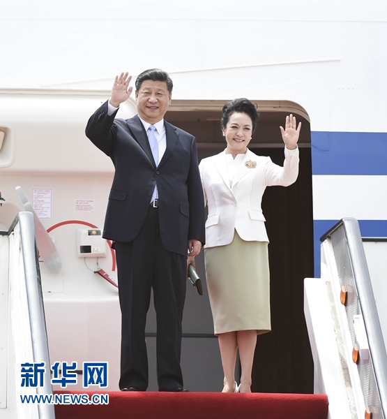 12月1日，中國國家主席習近平乘專機抵達津巴布韋首都哈拉雷，開始對津巴布韋進行國事訪問。津巴布韋總統(tǒng)穆加貝在機場舉行隆重歡迎儀式。這是習近平和夫人彭麗媛向歡迎人群揮手致意。新華社記者 謝環(huán)馳 攝 