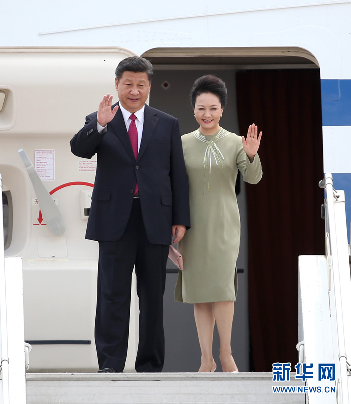 12月2日，國家主席習(xí)近平抵達南非首都比勒陀利亞，開始對南非進行國事訪問。這是習(xí)近平和夫人彭麗媛向歡迎人群揮手致意。新華社記者龐興雷攝