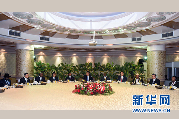 12月4日，國家主席習(xí)近平在約翰內(nèi)斯堡集體會(huì)見13位非洲國家領(lǐng)導(dǎo)人。 新華社記者 謝環(huán)馳 攝