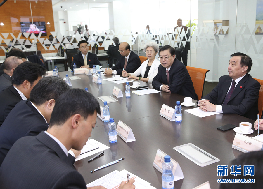 這是3月25日，張德江在肯尼亞首都內(nèi)羅畢考察中央電視臺(tái)非洲分臺(tái)并接見中央媒體駐非洲機(jī)構(gòu)負(fù)責(zé)人。 新華社記者馬占成攝