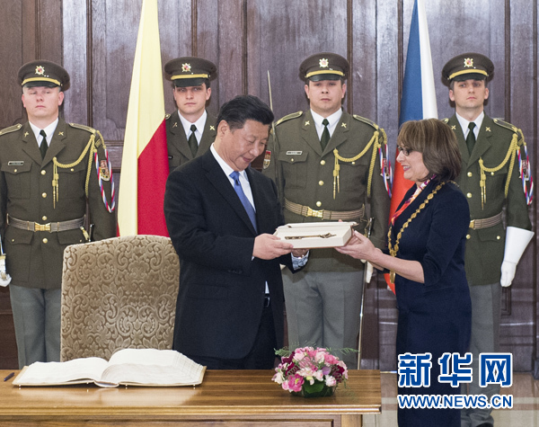 當?shù)貢r間3月29日，國家主席習近平在捷克布拉格會見布拉格市長科爾娜喬娃，并接受科爾娜喬娃代表該市贈予的城市鑰匙。 新華社記者 王曄 攝