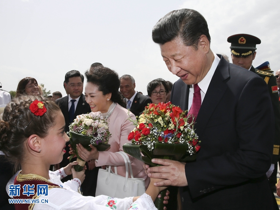  6月17日，國(guó)家主席習(xí)近平乘專機(jī)抵達(dá)貝爾格萊德，開始對(duì)塞爾維亞共和國(guó)進(jìn)行國(guó)事訪問。塞爾維亞少年兒童向習(xí)近平和夫人彭麗媛獻(xiàn)上鮮花。新華社記者 蘭紅光 攝 