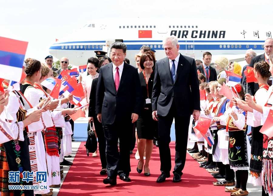 6月17日，國(guó)家主席習(xí)近平乘專機(jī)抵達(dá)貝爾格萊德，開始對(duì)塞爾維亞共和國(guó)進(jìn)行國(guó)事訪問。習(xí)近平和夫人彭麗媛在機(jī)場(chǎng)受到塞爾維亞總統(tǒng)尼科利奇夫婦的熱情迎接。新華社記者 饒愛民 攝