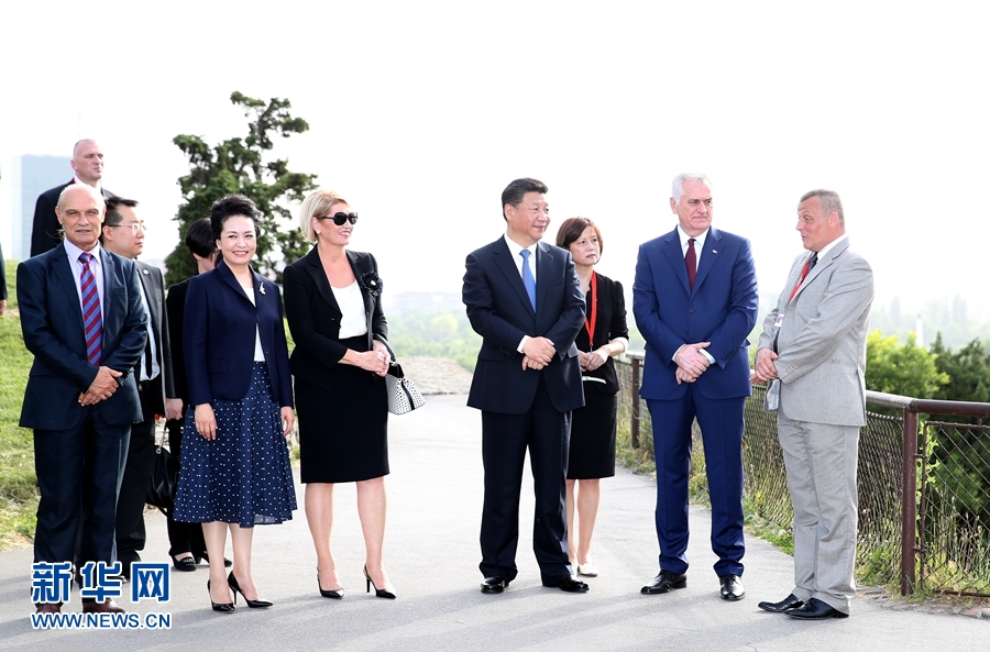 6月17日，中國國家主席習(xí)近平和夫人彭麗媛在塞爾維亞總統(tǒng)尼科利奇夫婦陪同下參觀具有悠久歷史的貝爾格萊德卡萊梅格丹公園。 新華社記者 馬占成 攝