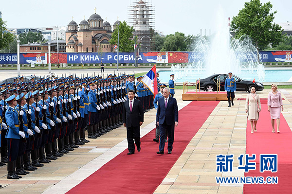 6月18日，國(guó)家主席習(xí)近平出席塞爾維亞總統(tǒng)尼科利奇在貝爾格萊德舉行的隆重歡迎儀式。 新華社記者饒愛(ài)民攝