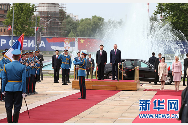  6月18日，國(guó)家主席習(xí)近平出席塞爾維亞總統(tǒng)尼科利奇在貝爾格萊德舉行的隆重歡迎儀式。 新華社記者馬占成攝
