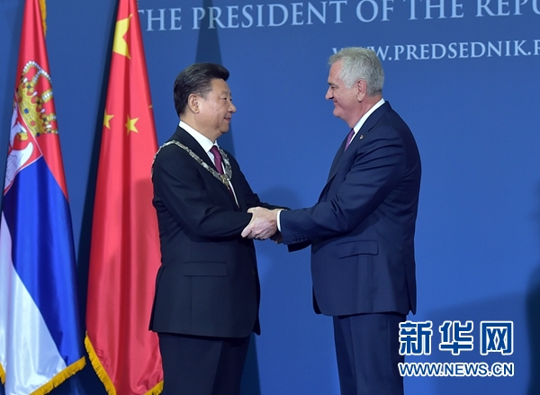 6月18日，國家主席習(xí)近平在貝爾格萊德同塞爾維亞總統(tǒng)尼科利奇舉行會談。會談后，尼科利奇向習(xí)近平授予塞爾維亞最高級別勛章“共和國一級榮譽(yù)勛章”，感謝習(xí)近平為中塞關(guān)系發(fā)展作出的杰出貢獻(xiàn)。新華社記者 李濤 攝 