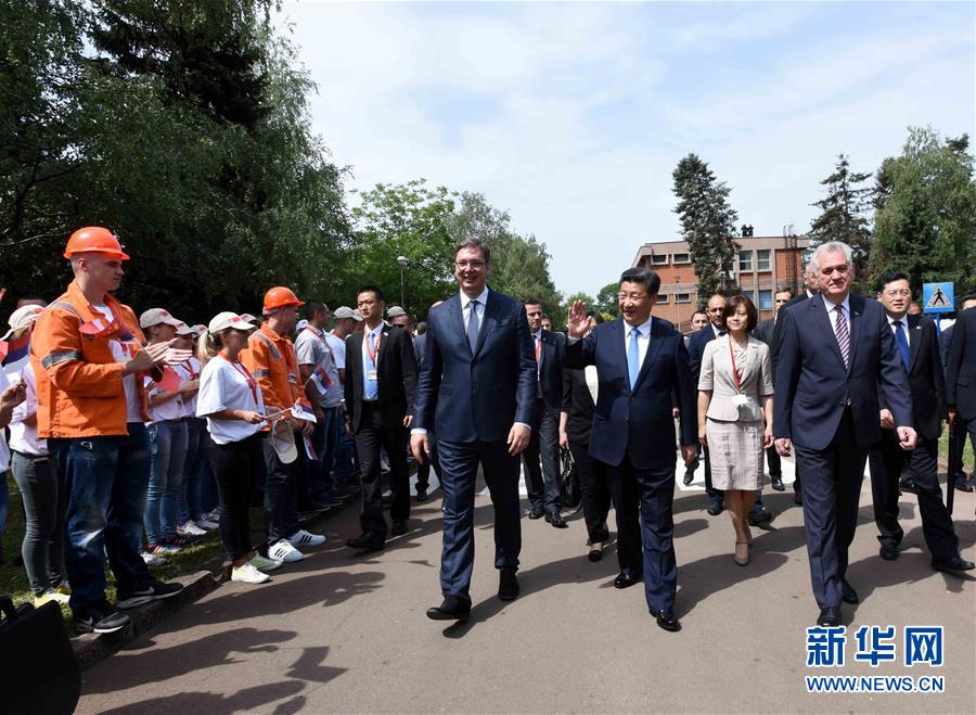 6月19日上午，國家主席習(xí)近平在貝爾格萊德參觀河鋼集團(tuán)塞爾維亞斯梅代雷沃鋼廠。習(xí)近平抵達(dá)時(shí)，塞爾維亞總統(tǒng)尼科利奇、總理武契奇在停車處熱情迎接。鋼廠工人和家屬、當(dāng)?shù)厥忻駭?shù)千人夾道歡迎。新華社記者 饒愛民 攝