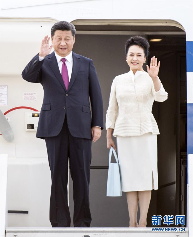 6月19日，國(guó)家主席習(xí)近平抵達(dá)華沙，開(kāi)始對(duì)波蘭共和國(guó)進(jìn)行國(guó)事訪問(wèn)。這是習(xí)近平和夫人彭麗媛步出艙門(mén)。 新華社記者 謝環(huán)馳 攝 