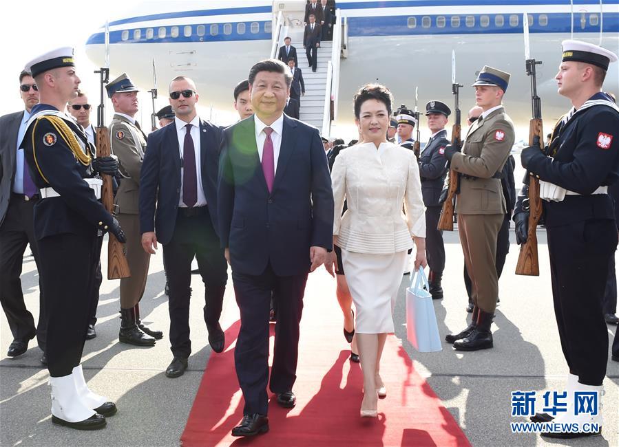6月19日，國(guó)家主席習(xí)近平抵達(dá)華沙，開(kāi)始對(duì)波蘭共和國(guó)進(jìn)行國(guó)事訪問(wèn)。這是習(xí)近平和夫人彭麗媛走下飛機(jī)。 新華社記者 饒愛(ài)民 攝