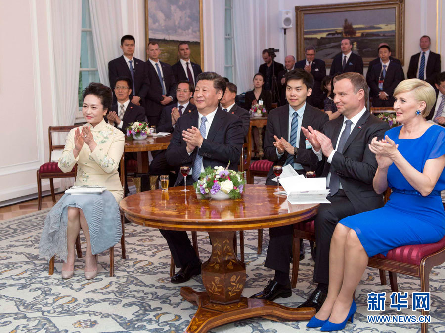 6月19日，國家主席習(xí)近平和夫人彭麗媛下午抵達(dá)波蘭首都華沙，當(dāng)晚即應(yīng)邀來到貝爾維德宮做客。這是習(xí)近平和彭麗媛同杜達(dá)夫婦共同欣賞波蘭馬佐夫舍民族歌舞團的精彩演出。新華社記者 謝環(huán)馳 攝 