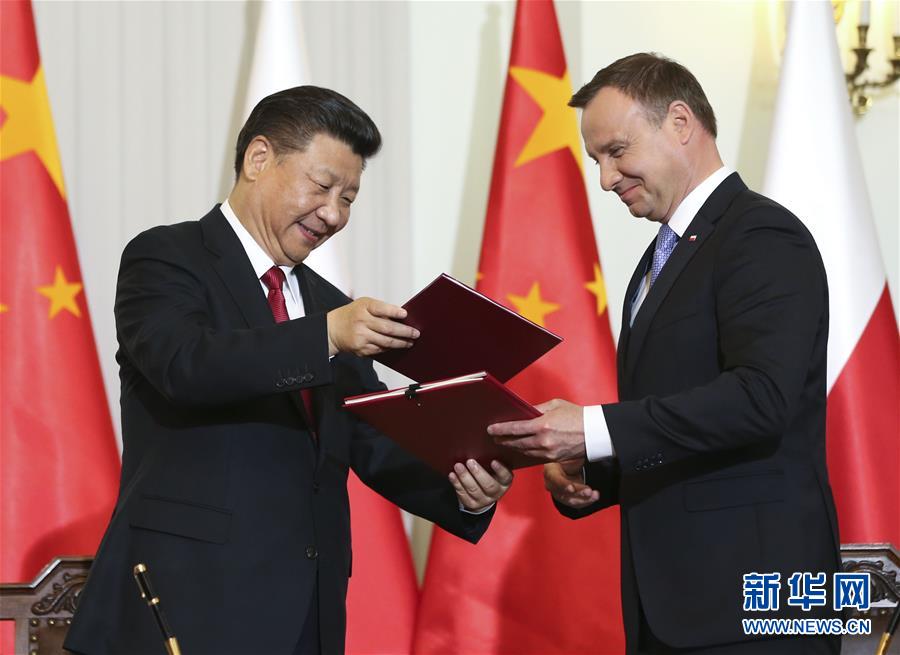 6月20日，國家主席習(xí)近平在華沙同波蘭總統(tǒng)杜達(dá)舉行會(huì)談。這是會(huì)談后，兩國元首共同簽署《中華人民共和國和波蘭共和國關(guān)于建立全面戰(zhàn)略伙伴關(guān)系的聯(lián)合聲明》。新華社記者蘭紅光攝