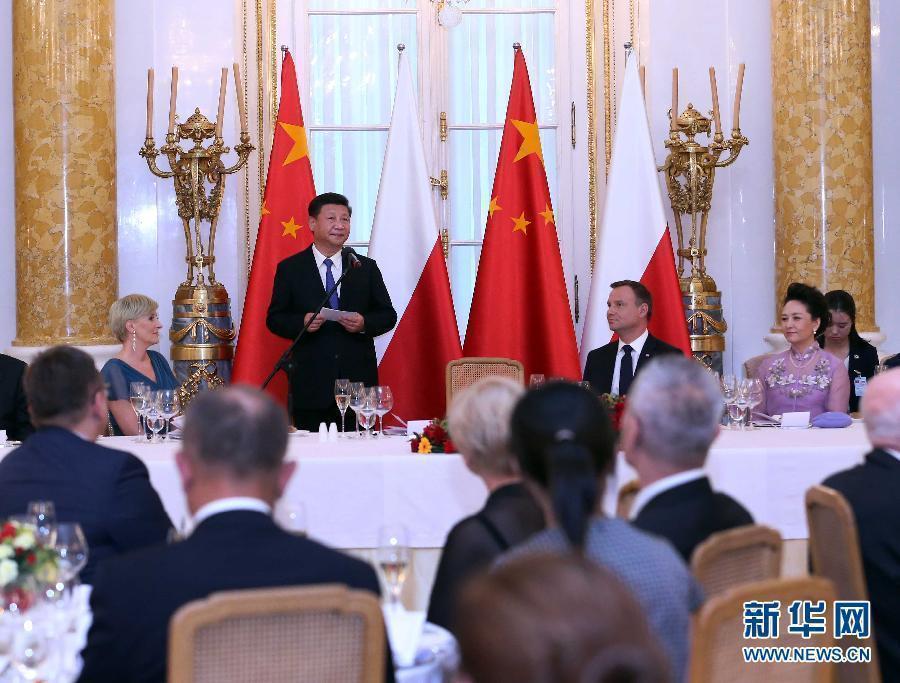 6月20日，國家主席習近平出席波蘭總統(tǒng)杜達在華沙王宮舉行的盛大歡迎晚宴。 新華社記者 劉衛(wèi)兵 攝