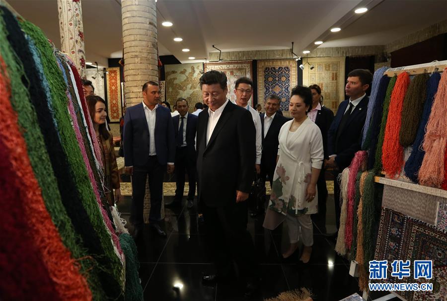 6月21日下午，正在對烏茲別克斯坦進(jìn)行國事訪問的國家主席習(xí)近平在烏茲別克斯坦總理米爾濟(jì)約耶夫陪同下，來到布哈拉古城參觀這座被稱為“絲綢之路活化石”的歷史文化名城。這是習(xí)近平和夫人彭麗媛參觀一家地毯和絲綢作坊。新華社記者蘭紅光攝