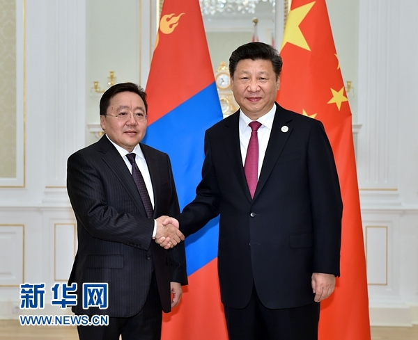 6月23日，國家主席習(xí)近平在塔什干會(huì)見蒙古國總統(tǒng)額勒貝格道爾吉。 新華社記者李濤攝