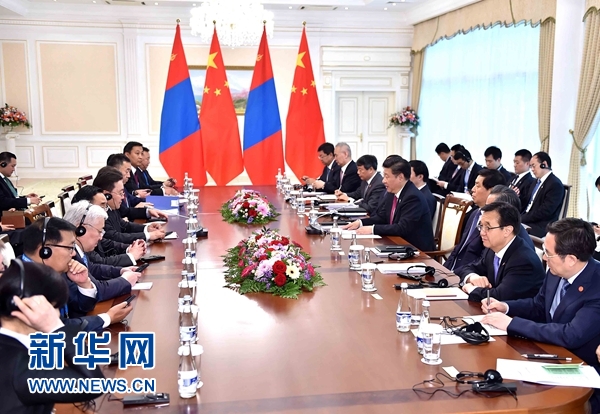 6月23日，國家主席習(xí)近平在塔什干會(huì)見蒙古國總統(tǒng)額勒貝格道爾吉。 新華社記者李濤攝