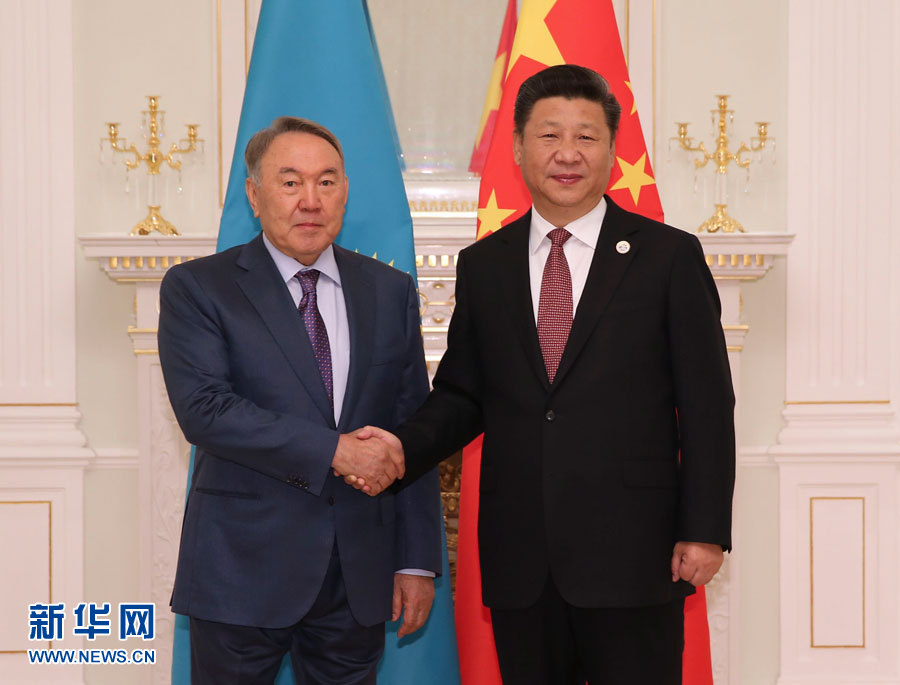  6月24日，國(guó)家主席習(xí)近平在塔什干會(huì)見(jiàn)哈薩克斯坦總統(tǒng)納扎爾巴耶夫。 新華社記者 蘭紅光 攝 