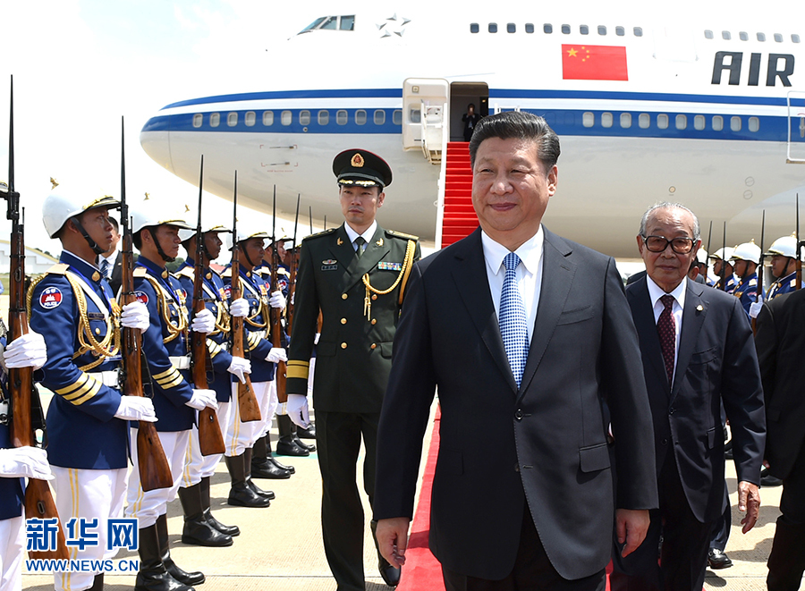 10月13日，國家主席習(xí)近平乘專機(jī)抵達(dá)金邊國際機(jī)場，開始對(duì)柬埔寨王國進(jìn)行國事訪問。柬埔寨副首相兼王宮事務(wù)大臣貢桑奧親王和夏卡朋親王、阿倫公主等在舷梯旁熱情迎接習(xí)近平主席。新華社記者　謝環(huán)馳　攝